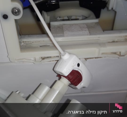 חלקי צנרת וכלים בתוך קופסת תיקון